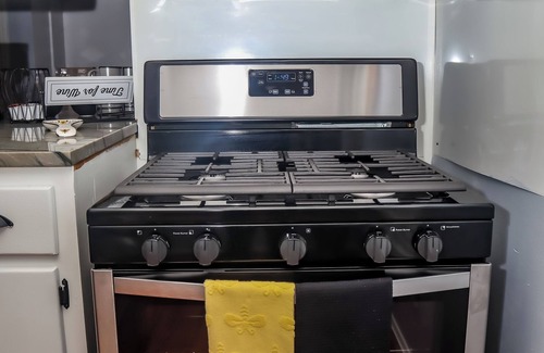 Central Business District Apartment | Downtown Cozy 2 BR Apt - 4min drive MardiGras Park