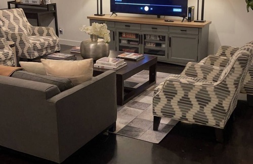 Downtown Dallas Apartment | Downtown Dallas Modern Luxury Stay