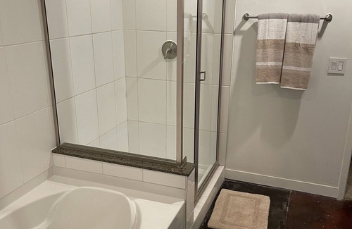 Downtown Dallas Apartment | Downtown Dallas Modern Luxury Stay