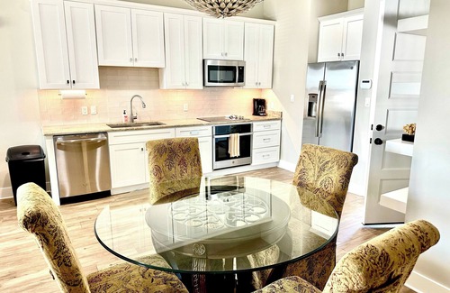Biloxi Condo | Downtown Darling - 2 beds with balcony near Biloxi Beach & one block to casinos!