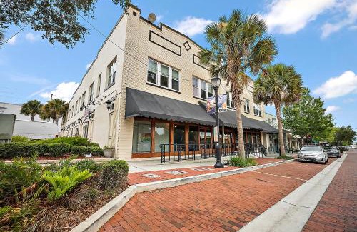 Eustis Apartment | Downtown Den-King Bed~Heart of Eustis~Queen Sleeper~Upstairs~Bright & Happy