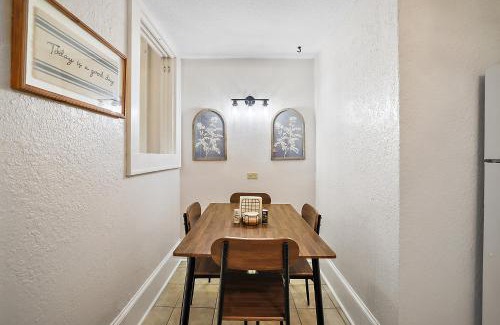 Eustis Apartment | Downtown Den-King Bed~Heart of Eustis~Queen Sleeper~Upstairs~Bright & Happy