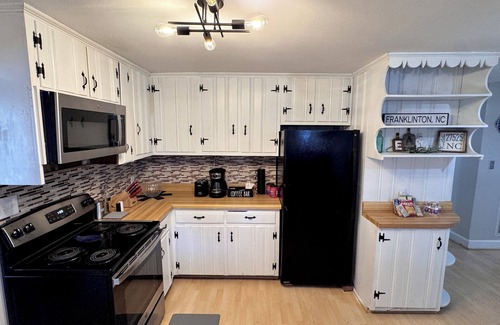 Franklinton House | Downtown Franklinton Comfortable Quiet Pet-Friendly