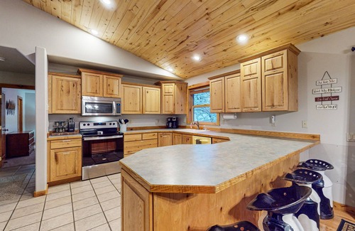 McCall Cabin | Downtown home with covered deck and firepit for s'mores - walk everywhere