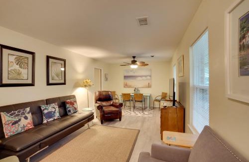 Beaufort House | Downtown Home with Yard and BBQ - 6 Mi to Downtown!