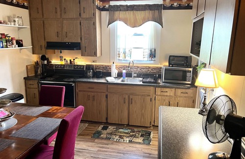 Inverness House | Downtown Inverness historic home, hot tub & pet friendly