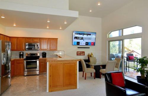 McCall House | Downtown Lakeview Villa Townhome by Casago McCall - Donerightmanagement