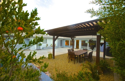 Ojai House | Downtown Mid-Century Modern w/Bocce, Views and Hot Tub and gardens ,