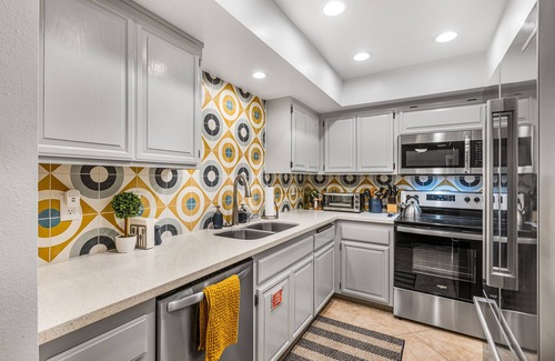 Downtown Palm Springs Condo | Downtown Oasis. Stylish 2 BR w King beds. Quiet complex w Pool.