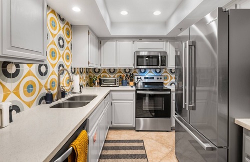 Downtown Palm Springs Condo | Downtown Oasis. Stylish 2 BR w King beds. Quiet complex w Pool.