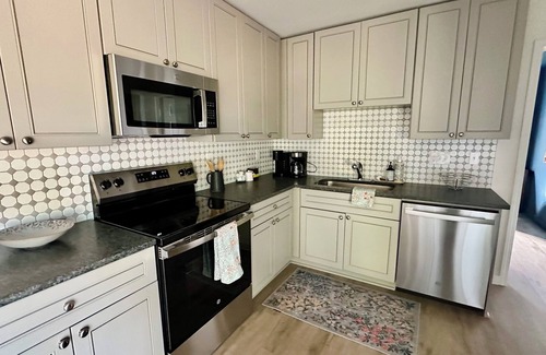 Perry House | Downtown Perry Cozy 4-bedroom house with fenced backyard