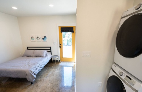 Downtown Cottage | Downtown studio + backyard by bike trail + river + coffee bar