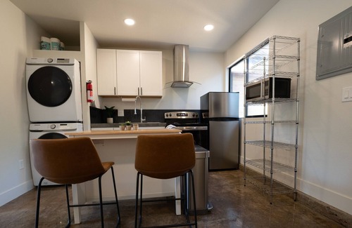 Downtown Cottage | Downtown studio + backyard by bike trail + river + coffee bar