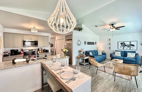 Fellowship House | Doxie Cottage - Minutes From WEC!