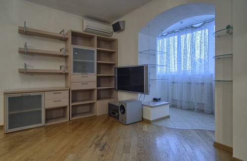 Pechers'kyi District House | Drahomyrova 2 in Pechers'kyi district