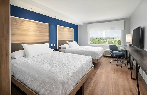 Dania Beach Hotel | Dream Family Vacation! 2 Spacious Units, Walk to Frost Park and Cozy Cove Marina