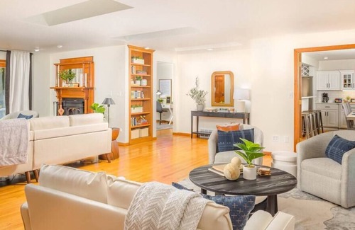 Ledgeview House | Dream Home on Dollar - Sleeps 10