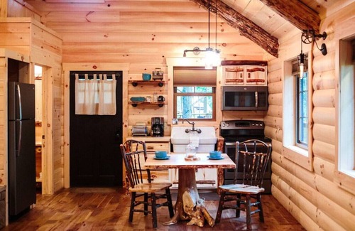 Millersburg Cabin | Dream Treehouse Getaway with Hot Tub