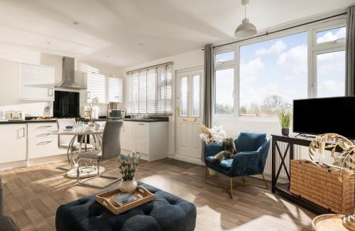 Blandford Saint Mary House | Dreamwood - Woodland Cottage with Private Hot Tub