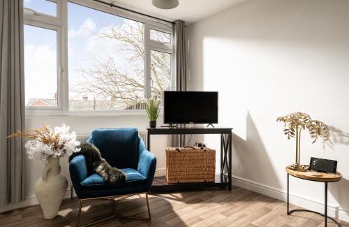 Blandford Saint Mary House | Dreamwood - Woodland Cottage with Private Hot Tub