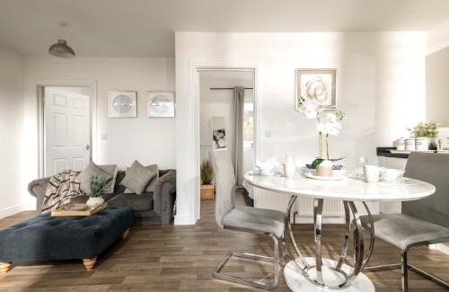 Blandford Saint Mary House | Dreamwood - Woodland Cottage with Private Hot Tub