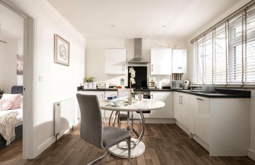 Blandford Saint Mary House | Dreamwood - Woodland Cottage with Private Hot Tub