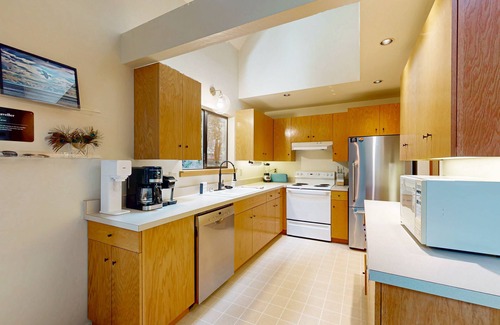 Anchor Bay House | Dreamy Chalet Style House in the Forest With Large Deck, Near Beach - 1 Dog Okay