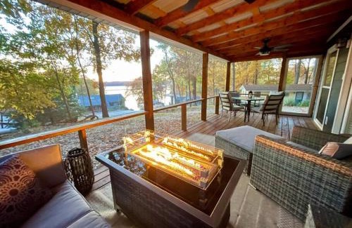 Cadiz House | Dreamy Cottage Getaway with Sunset Lakeview
