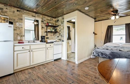 Branson Cottage | Driftwater Resort Cabin #12 with Lake Taneycomo Access & Pool!