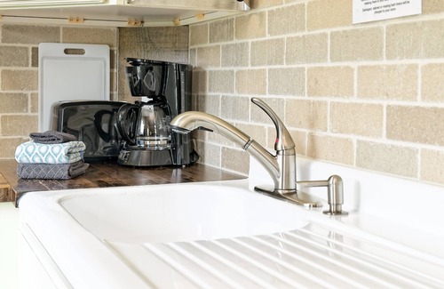 Branson Cottage | Driftwater Resort Cabin #11 with Lake Taneycomo Access & Pool!