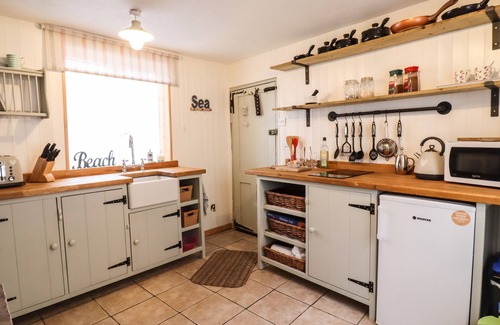 Harwich Cottage | DRIFTWOOD COTTAGE, family friendly, with a garden in Harwich