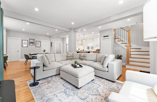 Winter Hill House | Driveway parking-10 min to Boston-close to train station-kids playroom
