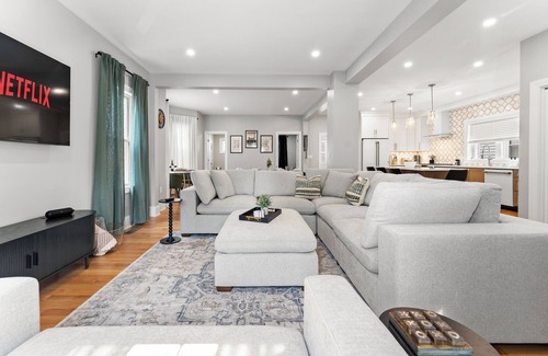 Winter Hill House | Driveway parking-10 min to Boston-close to train station-kids playroom