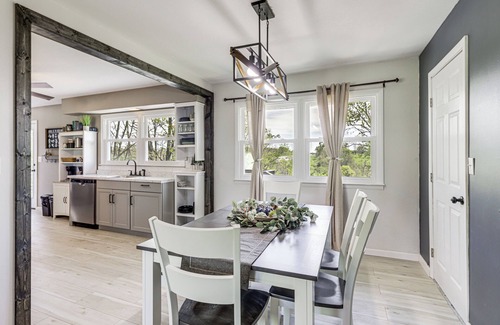 Dry Ridge House | Dry Ridge Farmhouse w/Hot Tub + Game Room!