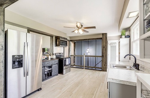 Dry Ridge House | Dry Ridge Farmhouse w/Hot Tub + Game Room!