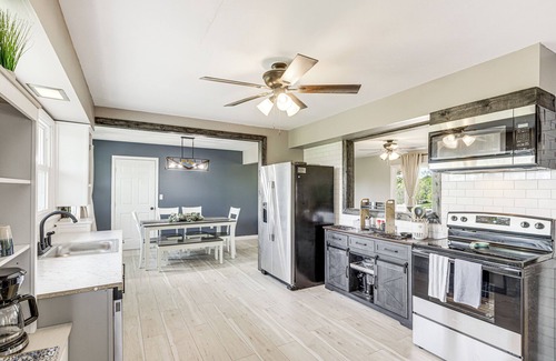 Dry Ridge House | Dry Ridge Farmhouse w/Hot Tub + Game Room!