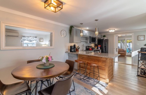 Bar Harbor House | DT Bar Harbor,2 King beds & Decks, Parks 3 small cars, Town Pickleball Ct @ Back