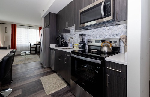 Downtown Apartment | DTSS LuxePad w/PS4 VR + Rooftop Pool + 360 DC Views Lounge + Gym + Streaming TV