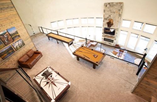 Ashton House | Dual Cabin- Yellowstone Family Retreat- Sled Hill