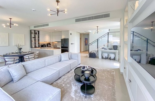 Dubai Villa | Dubai Hills Luxury Villa Complete With car & Driver