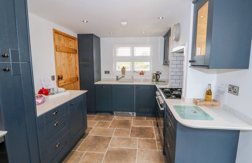 Long Sutton Cottage | DUCK POND COTTAGE, pet friendly, with open fire in Long Sutton