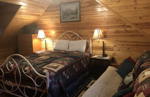 Turtletown Cabin | Duck`s Nest Retreat | 1 Bed, 1 Bath | Pets ok | Hot tub | Fishing Onsite