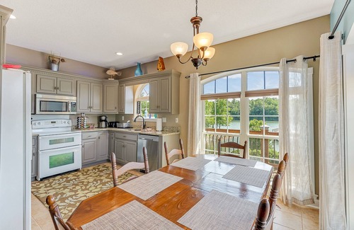 Houston House | Ducktail Pointe: 5 BR, 3 BA House in Houston, Sleeps 14