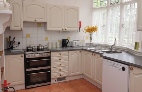 Woodbridge Cottage | DUKE COTTAGE, pet friendly, with a garden in Wickham Market