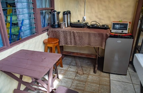 Quepos Apartment | DULCE VIDA #2 FANS . TV . BALCONY TO THE STREETS . SHARED KITCHEN
