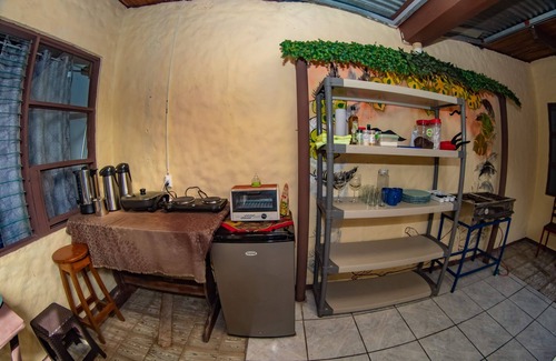 Quepos Apartment | DULCE VIDA POSADA . DOWNTOWN . FANS . TV . WIFI . RESTAURANT