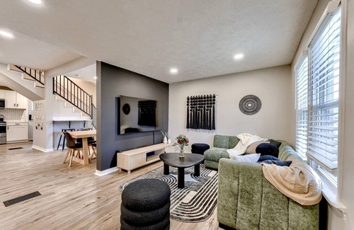 Dundee-Happy Hollow Historic District House | Dundee Delight 3Br2Ba sleeps 9, central Omaha, heart of historical neighborhood