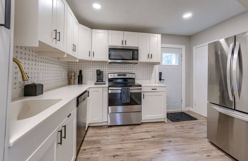 Dundee-Happy Hollow Historic District House | Dundee Delight 3Br2Ba sleeps 9, central Omaha, heart of historical neighborhood