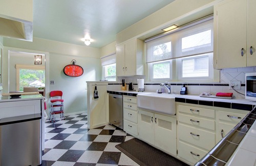 Dunsmuir House | Dunsmuir Adventure House ~ Spacious family getaway