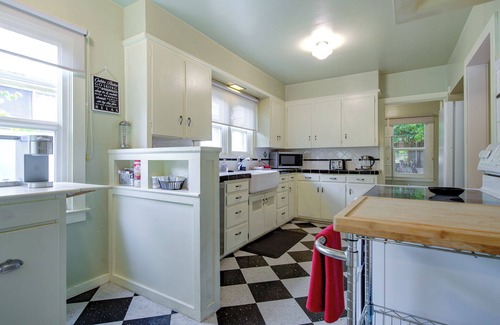 Dunsmuir House | Dunsmuir Adventure House ~ Spacious family getaway